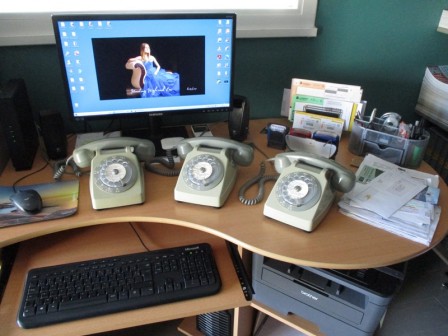 Bureau_avec_3_telephones_a_cadran__2_.JPG